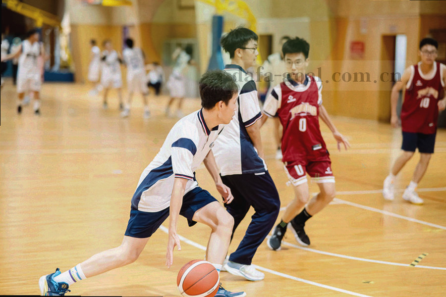 球门网特写，光线穿过网格留下斜向轨迹